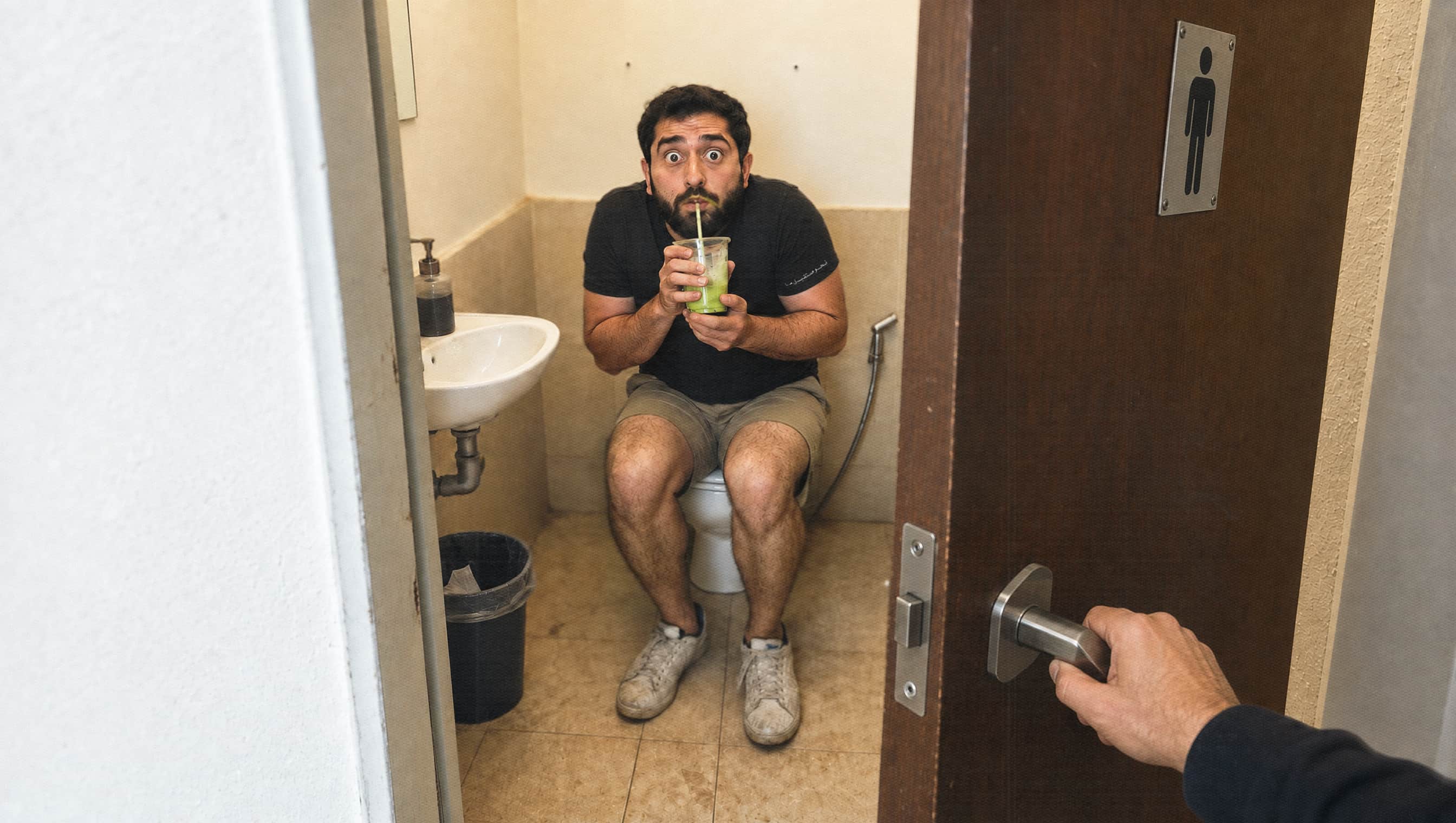 صورة ضبط شاب اختبأ في حمام مقهى ليشرب الماتشا