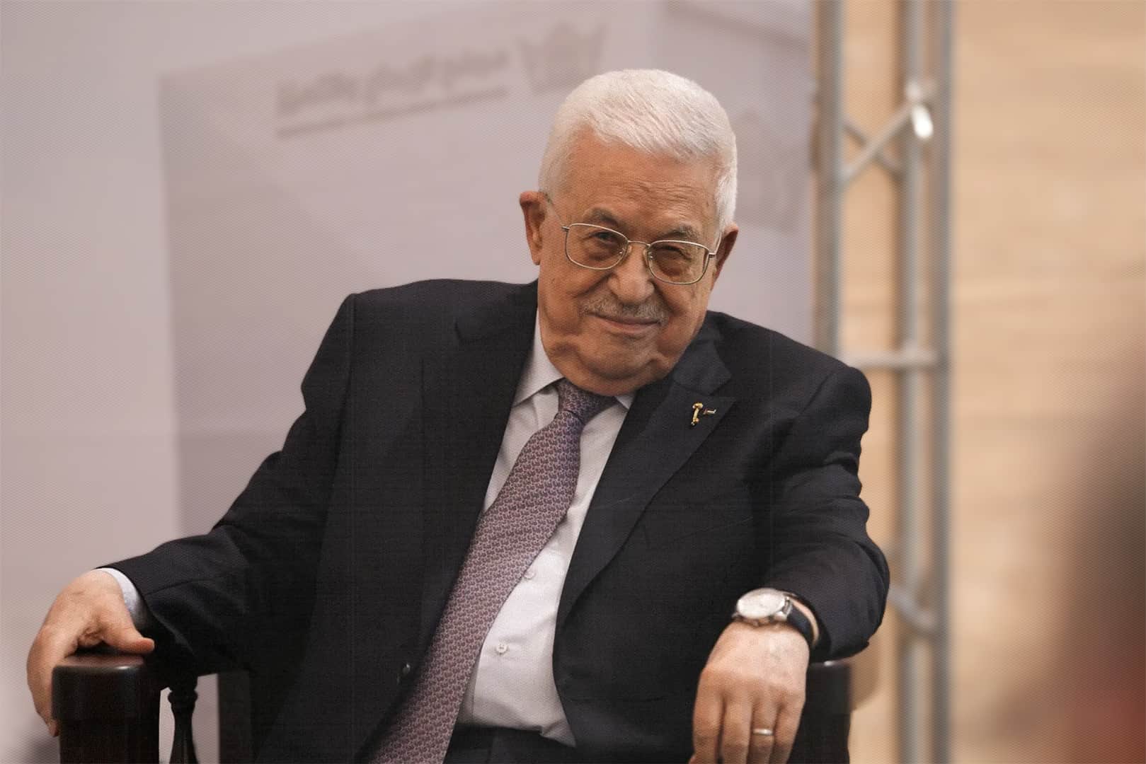 صورة عباس يؤجّل الانتخابات إلى أن يأخذ الله أمانته من دحلان والبرغوثي وحماس